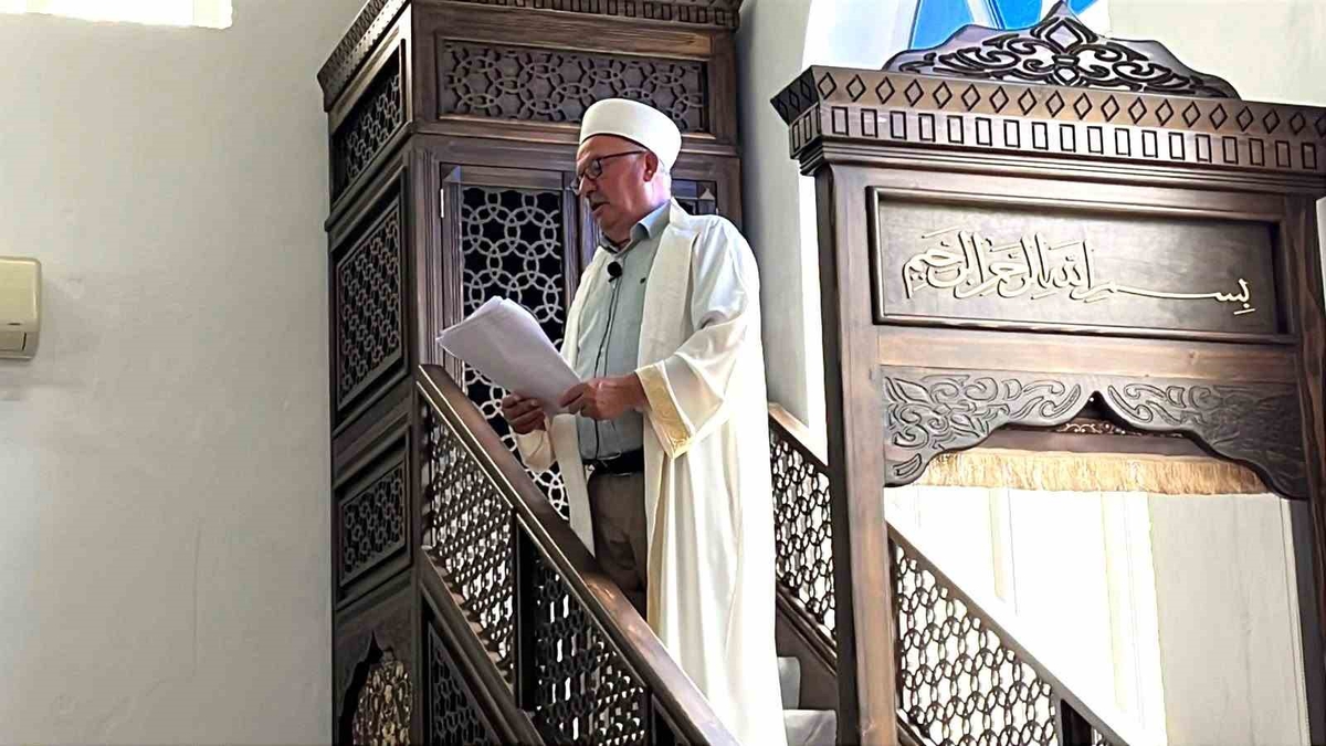 44 yıllık imam cemaatine cuma hutbesiyle veda etti