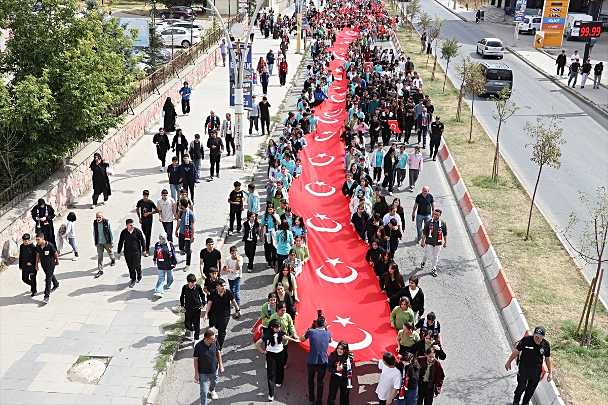 Ağrı'da Gazzeli çocuklar için uçurtmalar gökyüzüne bırakıldı