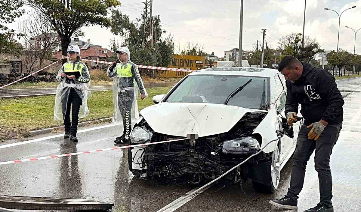 Aksaray'da kontrolden çıkan otomobil direği ve ağacı devirdi, sürücü yaralandı