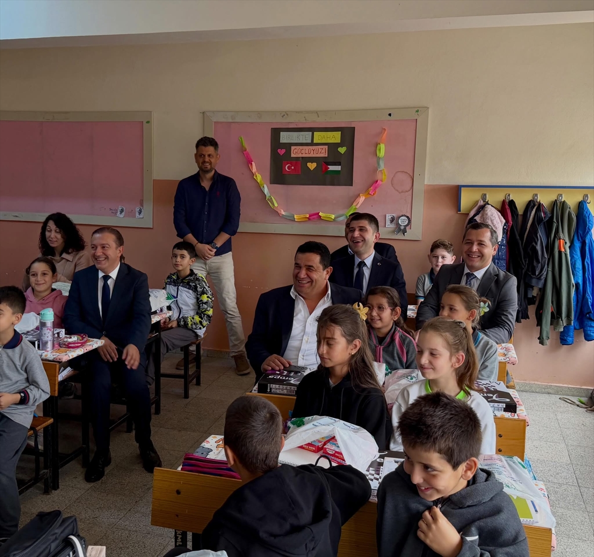 Alaçam'da 1775 öğrenciye kırtasiye desteği