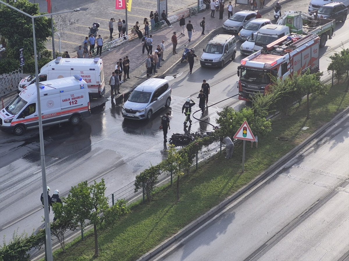 Alanya'da seyir halindeki elektrikli motosiklet yandı