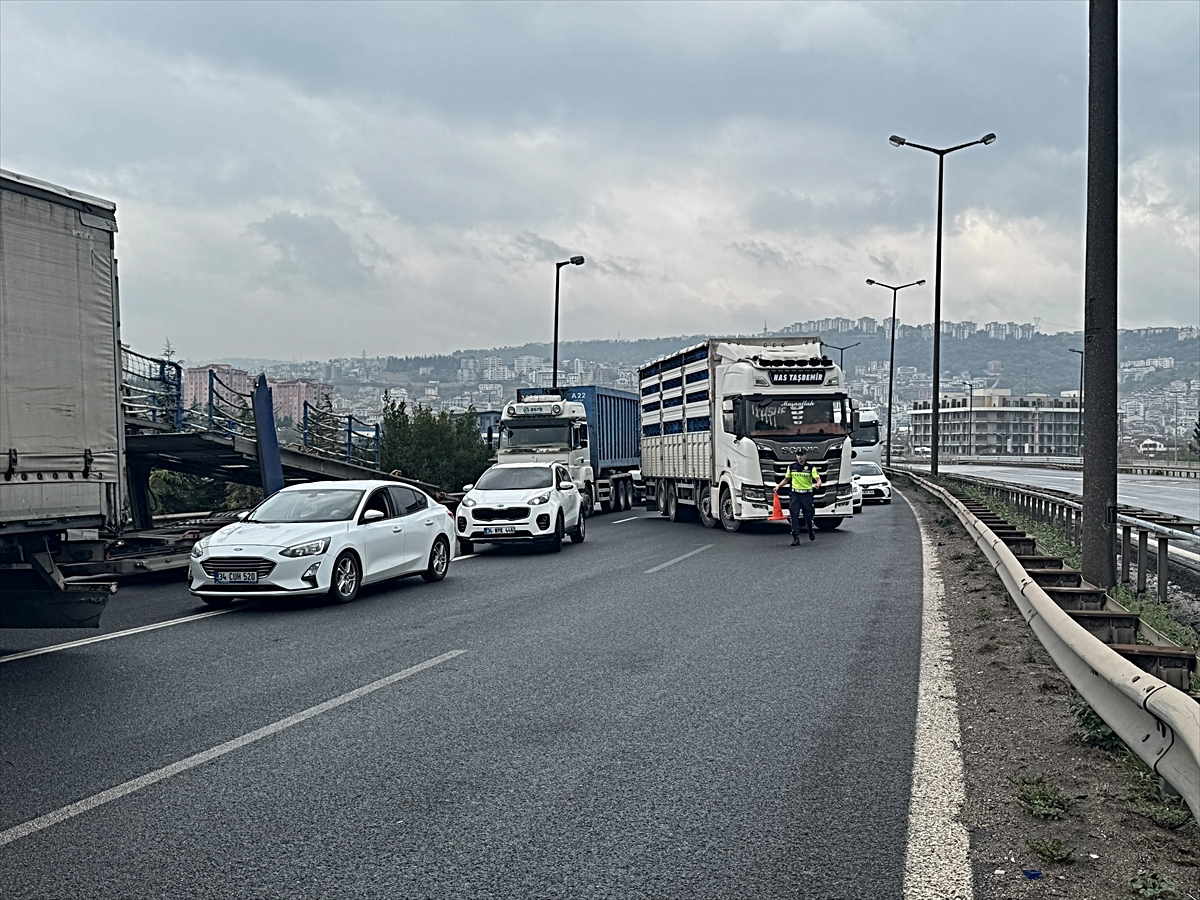 Anadolu Otoyolu'nun Kocaeli kesiminde bariyere çarpan tır ulaşımı aksattı