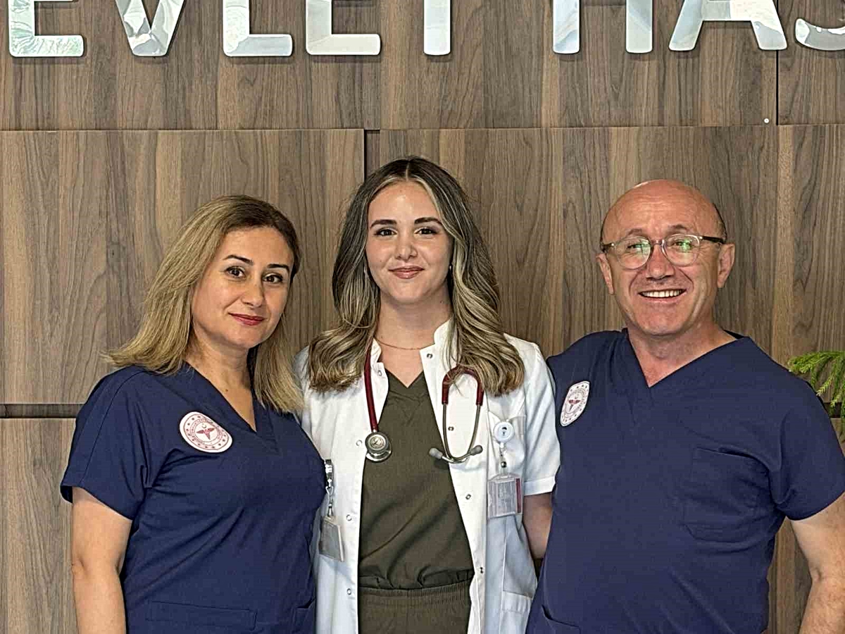 Anne ve babasının görev yaptığı hastanede doktor oldu: 'Evde prensesimiz, hastanede doktor hanım'