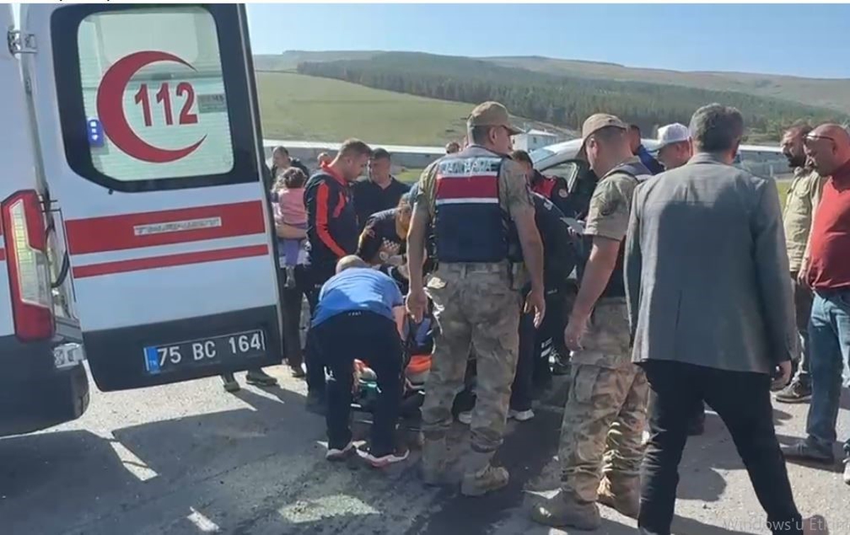 Ardahan-Göle yolunda kazada 3 kişi yaralandı, sıkışan yaralıyı itfaiye kurtardı