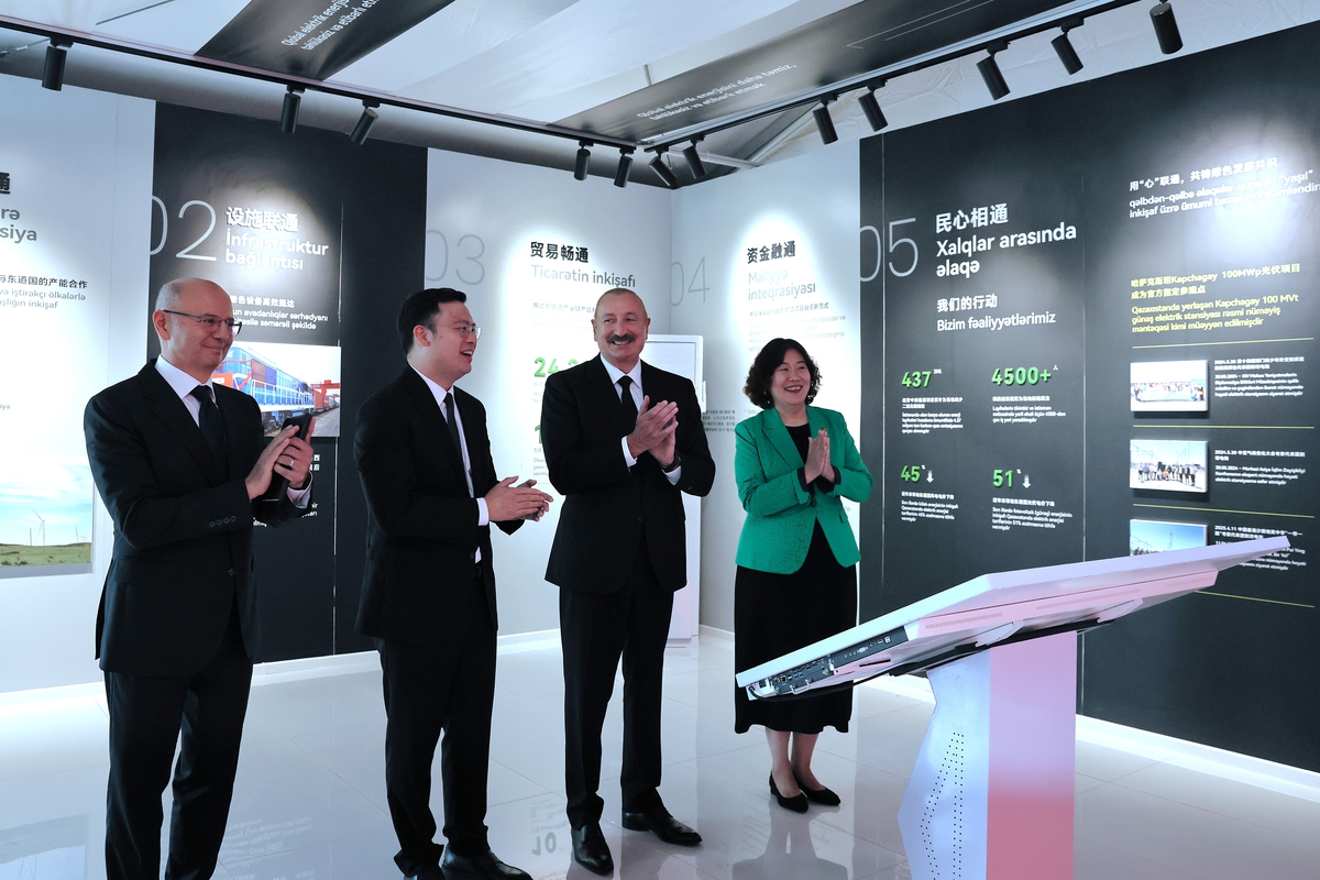 Azerbaycan'da inşa edilen Çin sermayeli 100 megavatlık güneş enerjisi santrali şebekeye bağlandı