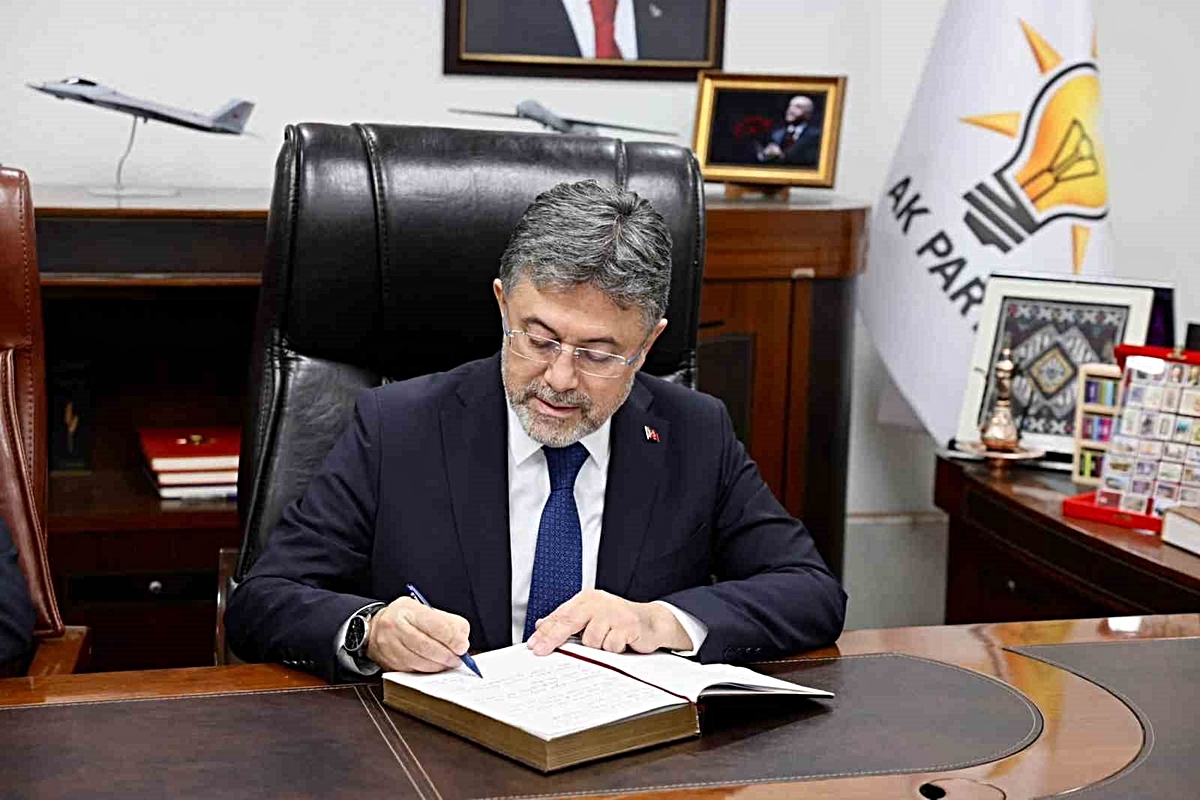 Bakan Yumaklı, AK Parti Erzincan İl Başkanlığında teşkilatla buluştu
