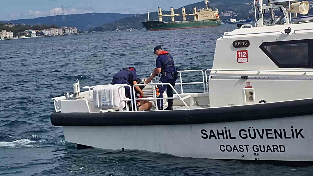 Beykoz’da korkutan anlar: 2 kişi sörf tahtasından denize düşüp sürüklendi