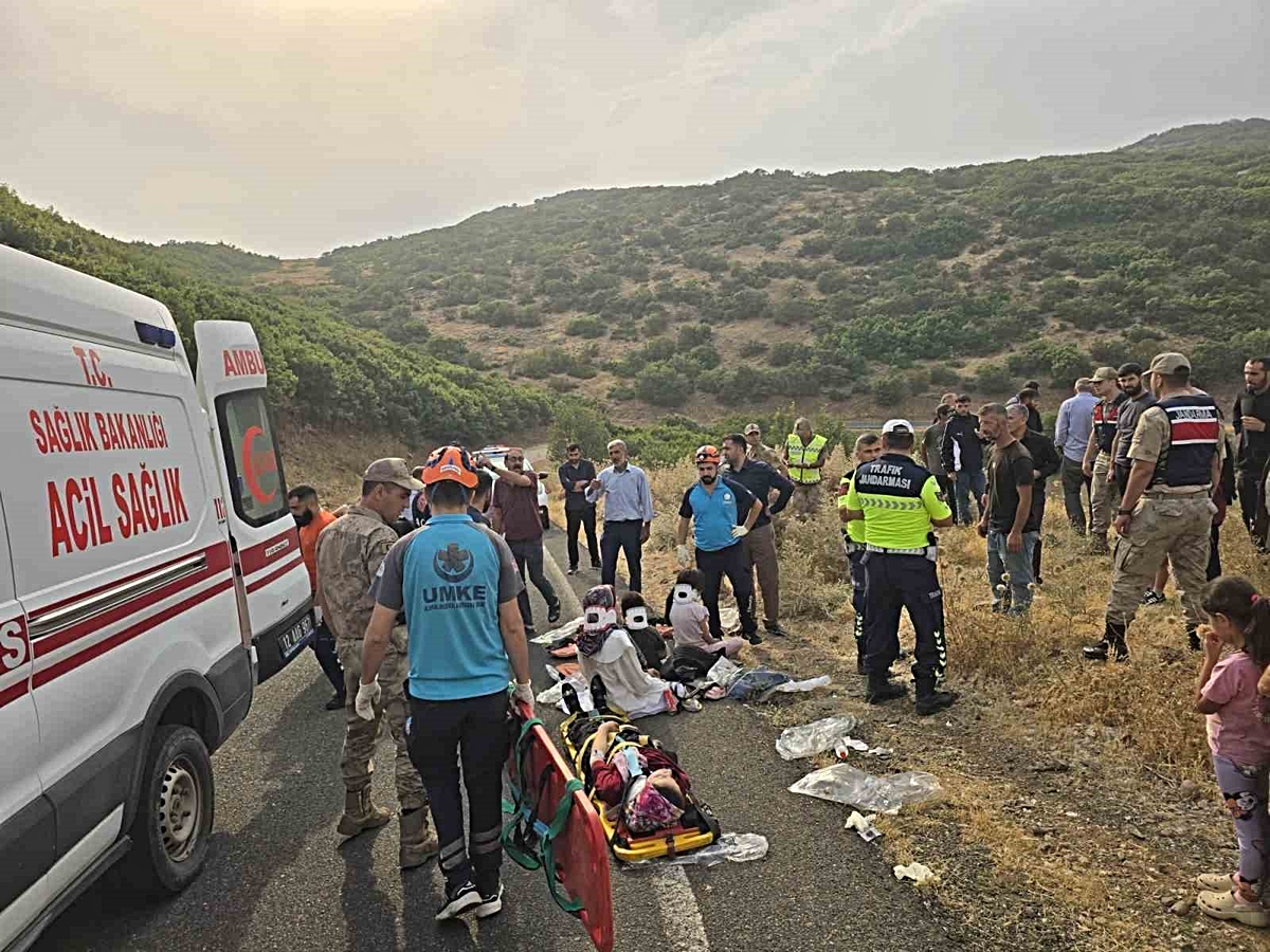 Bingöl’de minibüs şarampole yuvarlandı: 10 yaralı