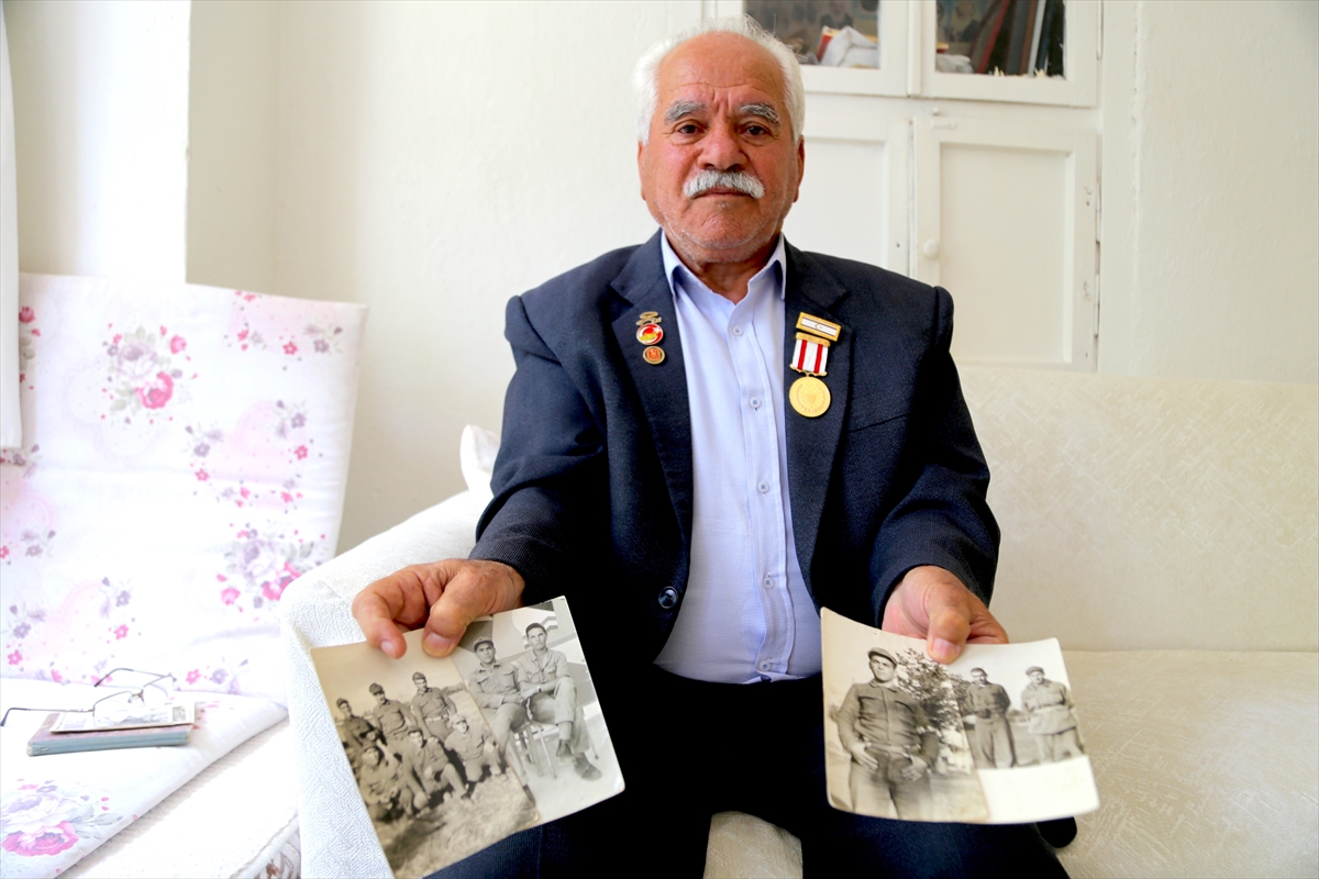 Bitlisli Kıbrıs gazisi, anılarını 52 yıllık fotoğraflar ve hatıra defteriyle yaşatıyor
