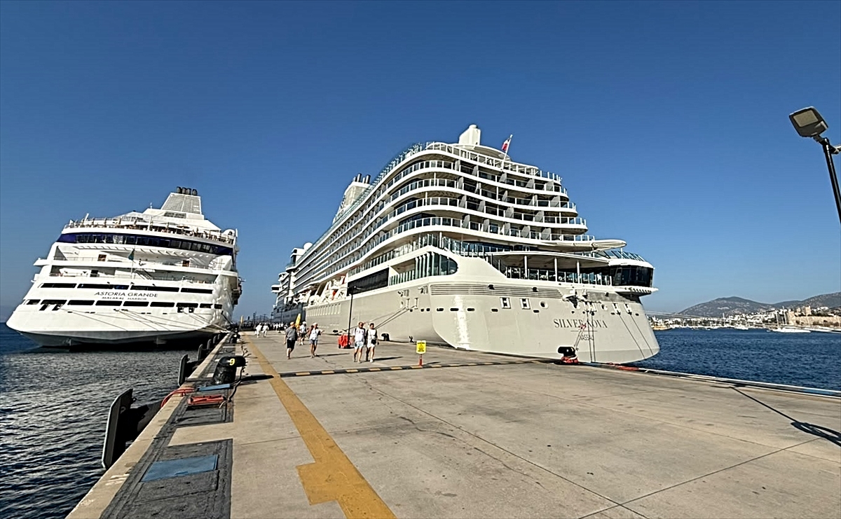 Bodrum'a iki kruvaziyerle 957 turist geldi