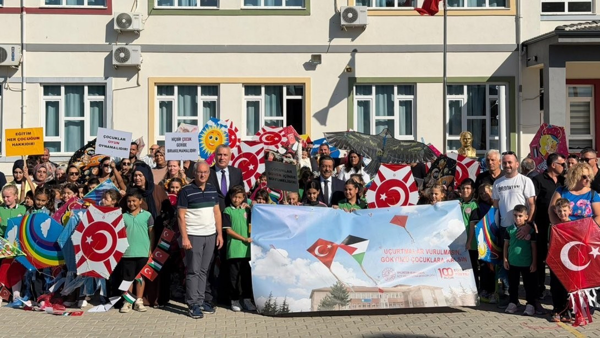 Burhaniye’de gökyüzü uçurtmalarla renklendi