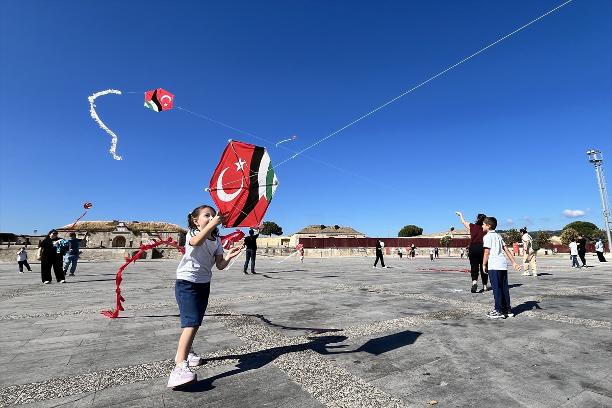 Çanakkale'de uçurtmalar Gazzeli çocuklar için gökyüzüne bırakıldı