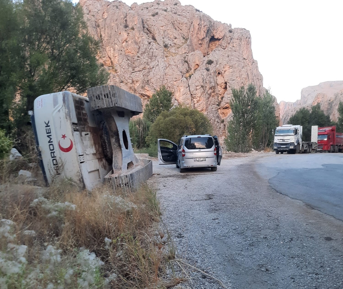 Darende’de iş makinesi devrildi