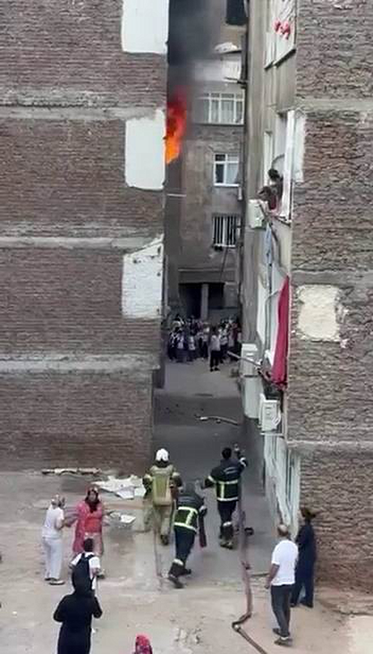 Diyarbakır’da korkutan yangın: Ev alevler içinde kaldı