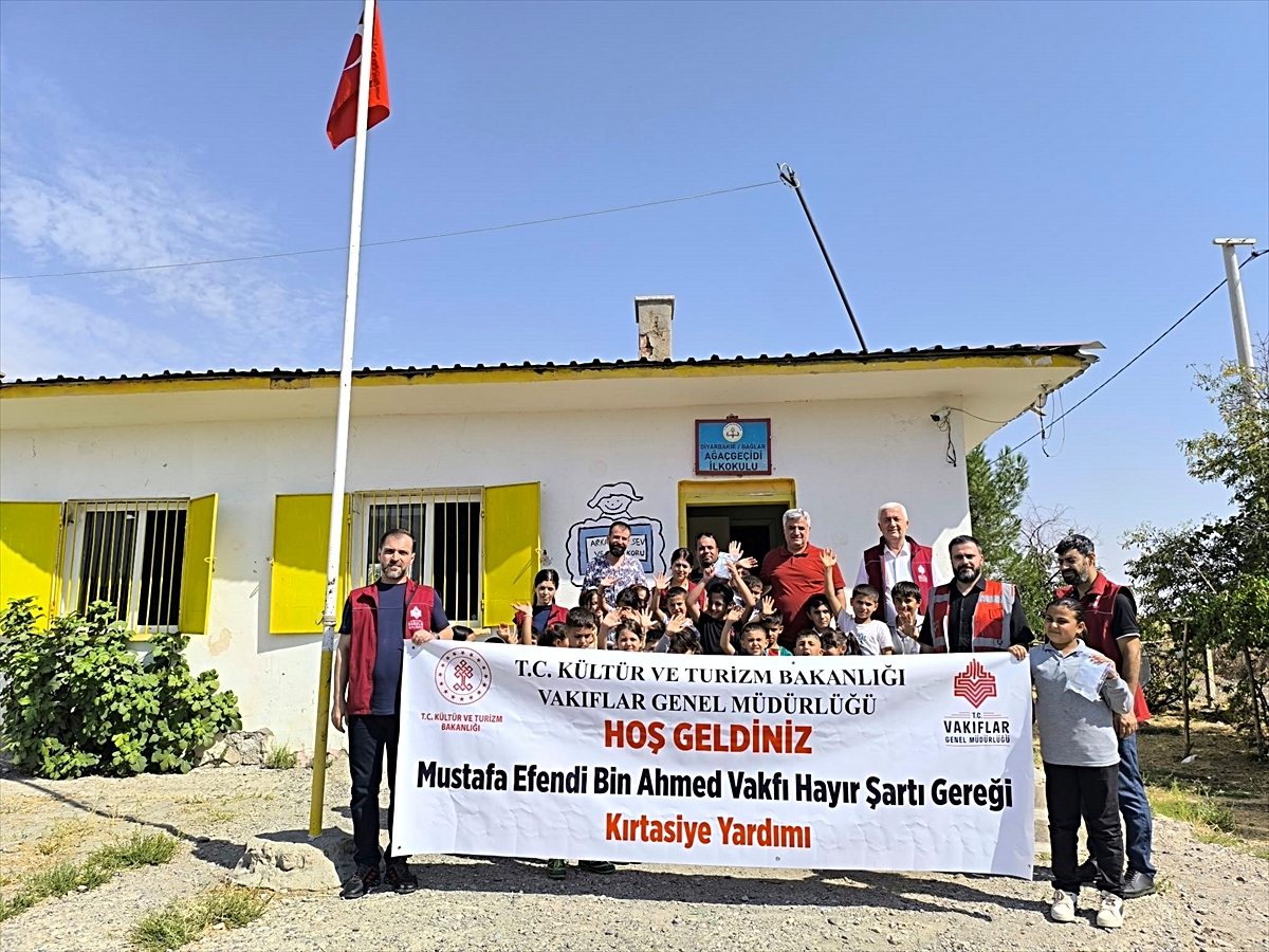 Diyarbakır'da öğrencilere kırtasiye ve çanta desteği