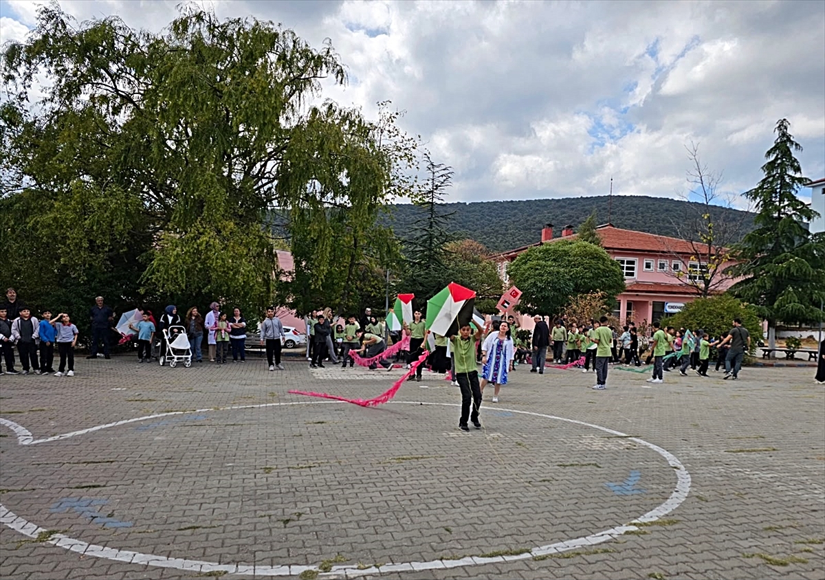 Dursunbey'de uçurtmalar Gazzeli çocuklar için gökyüzüne bırakıldı