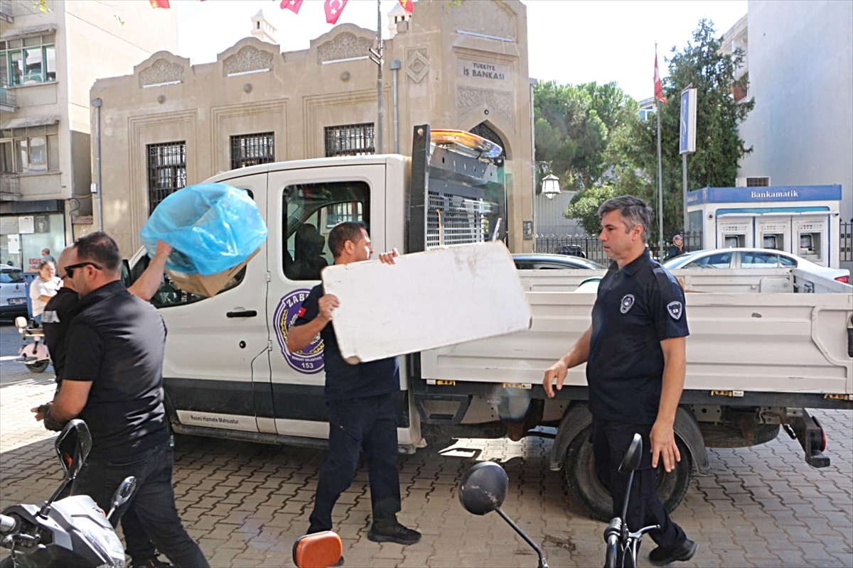 Edremit'te zabıta, yaya geçişini engelleyen tezgah ve tabelaları kaldırdı