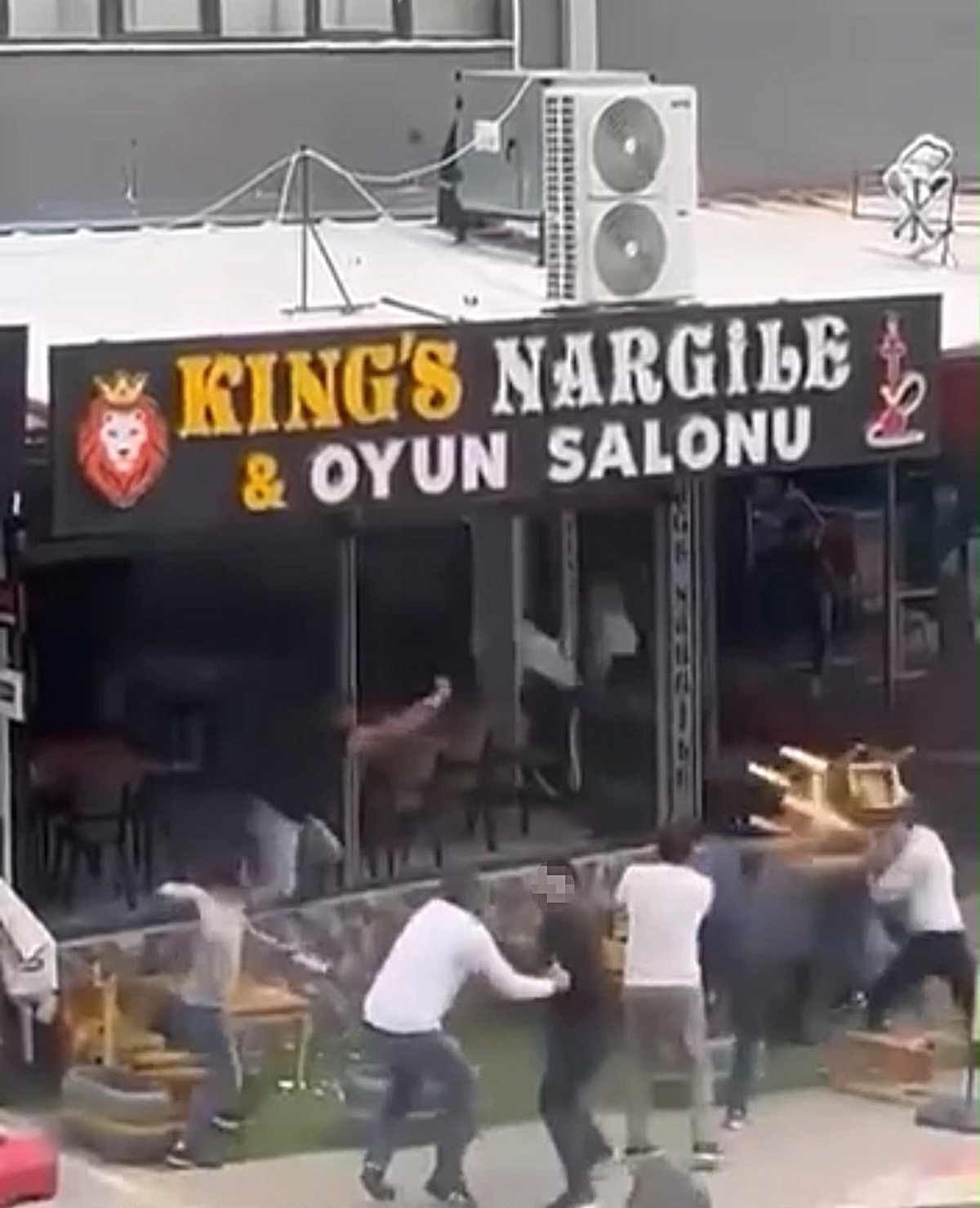 Elazığ Ataşehir'de oyun salonundaki kavgada sandalyeler uçuştu, 1 kişi yaralandı