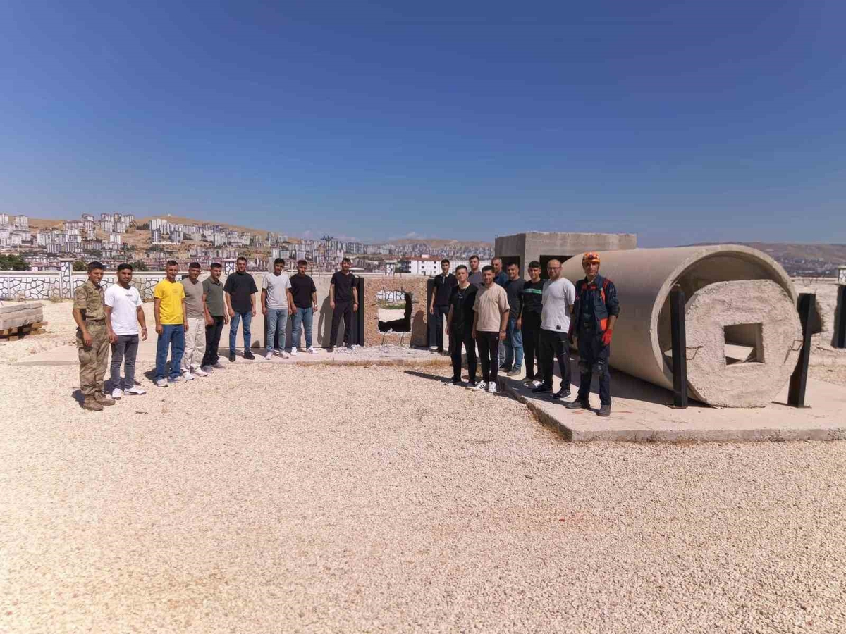 Elazığ’da jandarma personeline enkazda arama kurtarma temel eğitimi