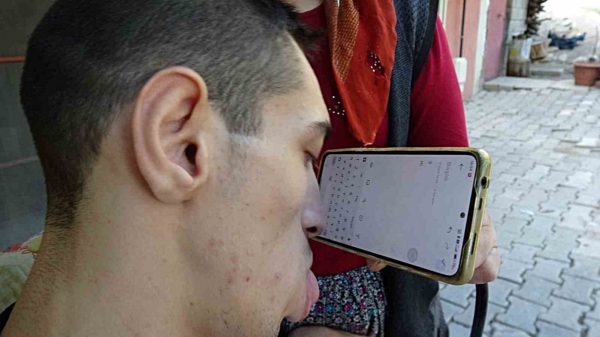 Engelleri burnuyla aştı: Telefonuyla hayata tutundu