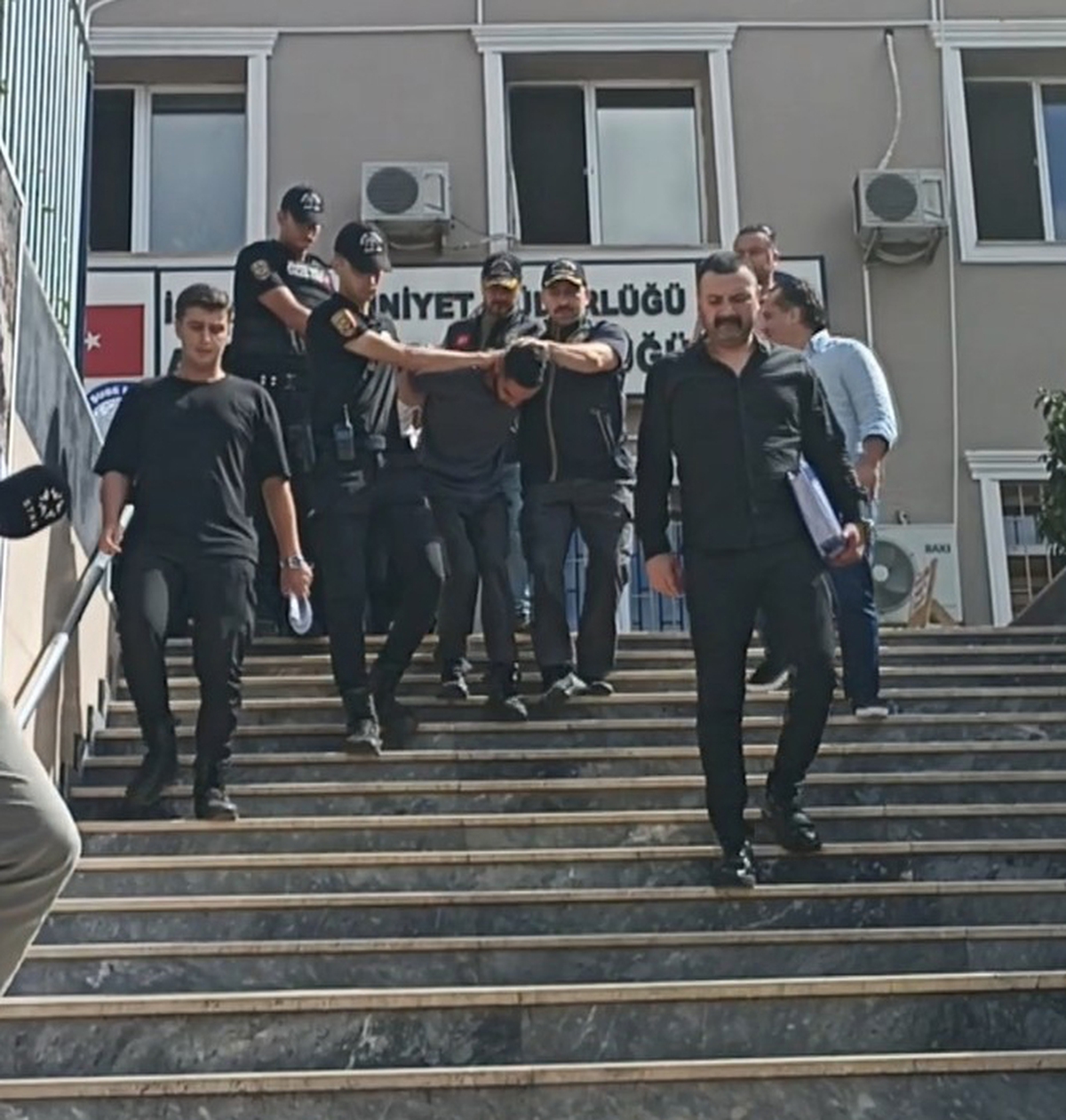 Fatih’te 2 kişinin öldüğü döviz bürosundaki saldırıya ilişkin 12 şüpheli adliyeye sevk edildi / Toplu görüntü