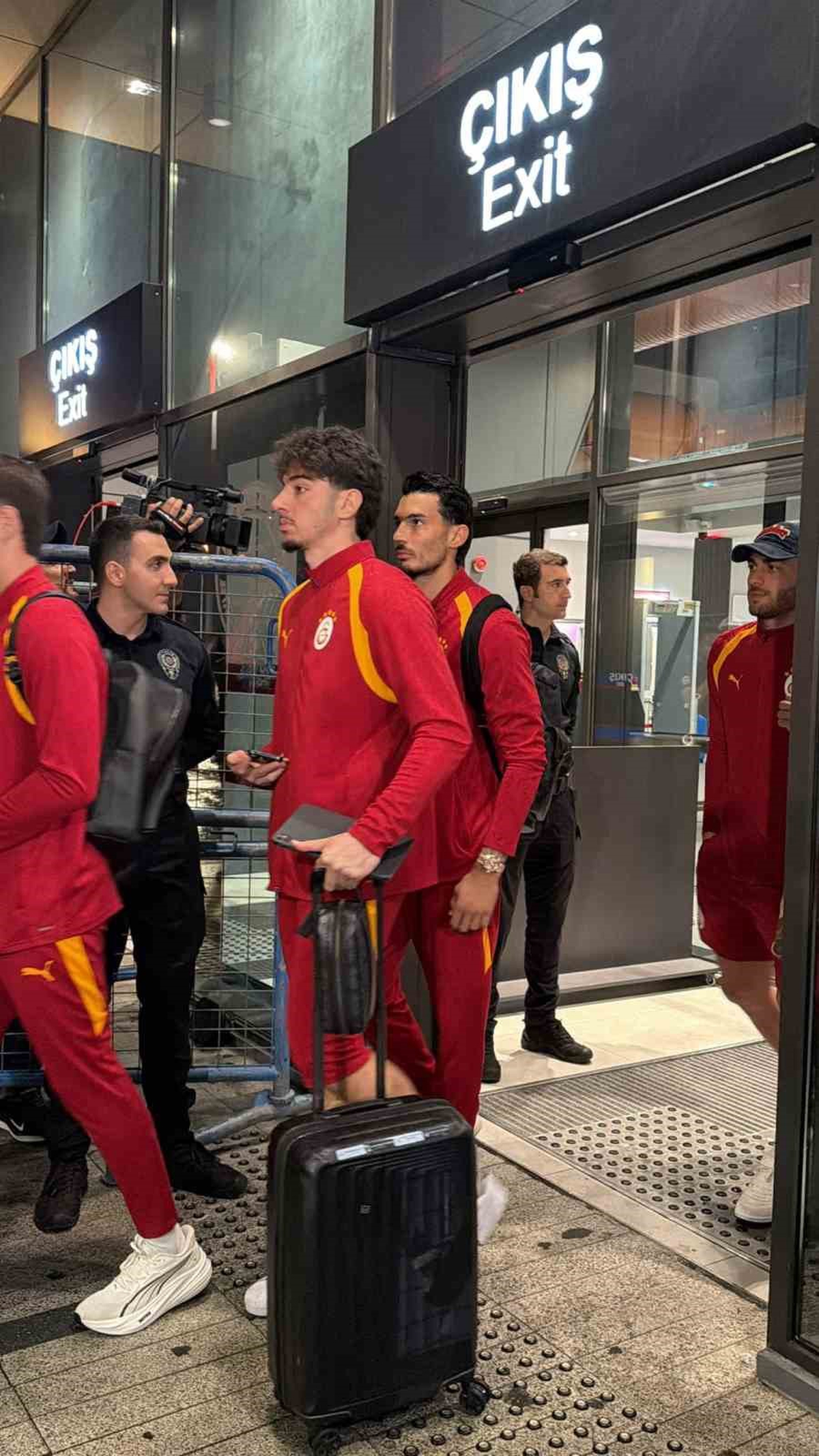 Galatasaray, Trabzonspor maçı için Trabzon’a geldi, 4 isim kafilede yok