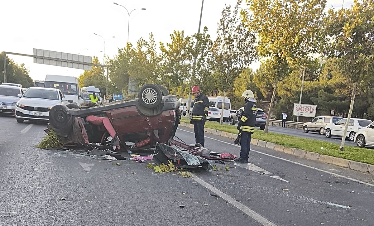 Gaziantep'te ağaca çarpan otomobil ters döndü, 3 kişi yaralandı