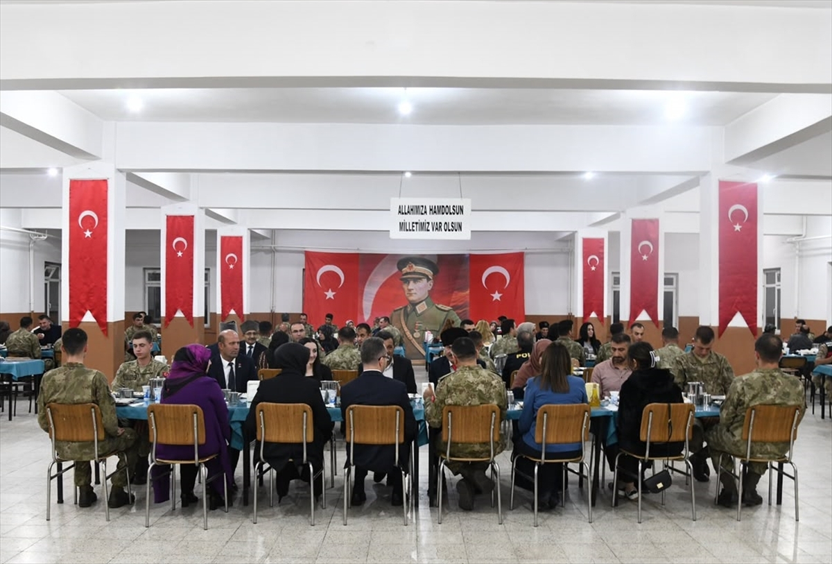 Gaziler Günü dolayısıyla 25. Hudut Tugay Komutanlığında gaziler yemekte buluştu