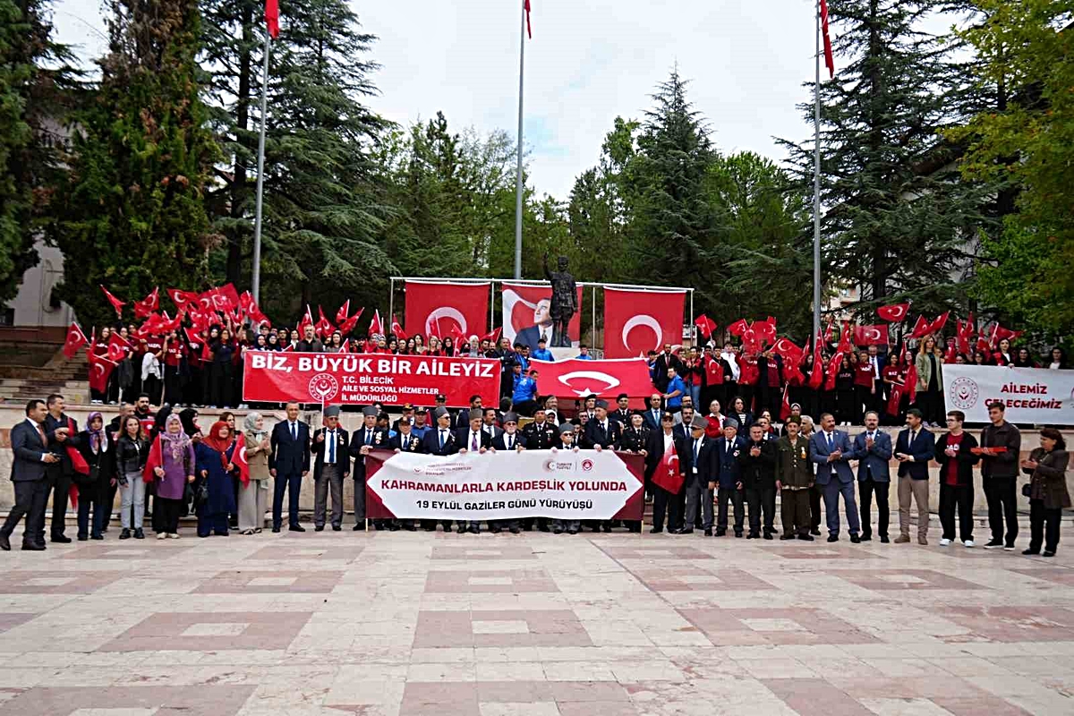 Gaziler ve gençler ellerindeki Türk bayraklarıyla omuz omuza yürüdü