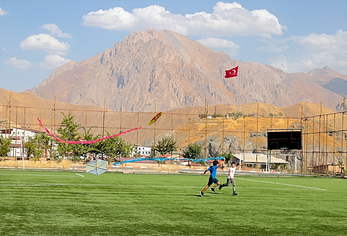 Hakkari'de uçurtmalar Gazzeli çocuklar için gökyüzüne bırakıldı