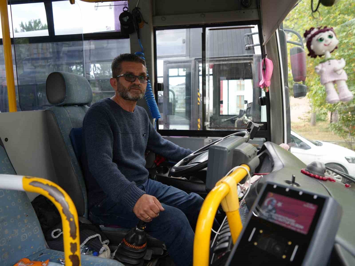 Halk otobüsünde unutulan para dolu çanta sahibine teslim edildi