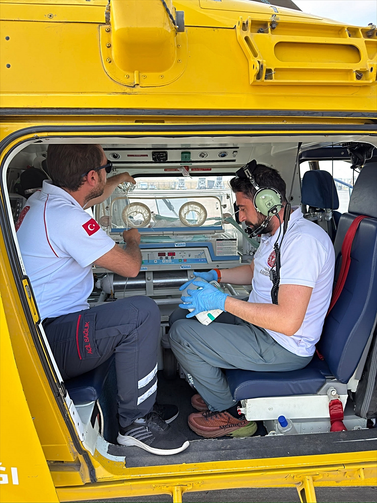 Iğdır’da 720 gram doğan bebek, ambulans helikopterle Erzurum’a sevk edildi.