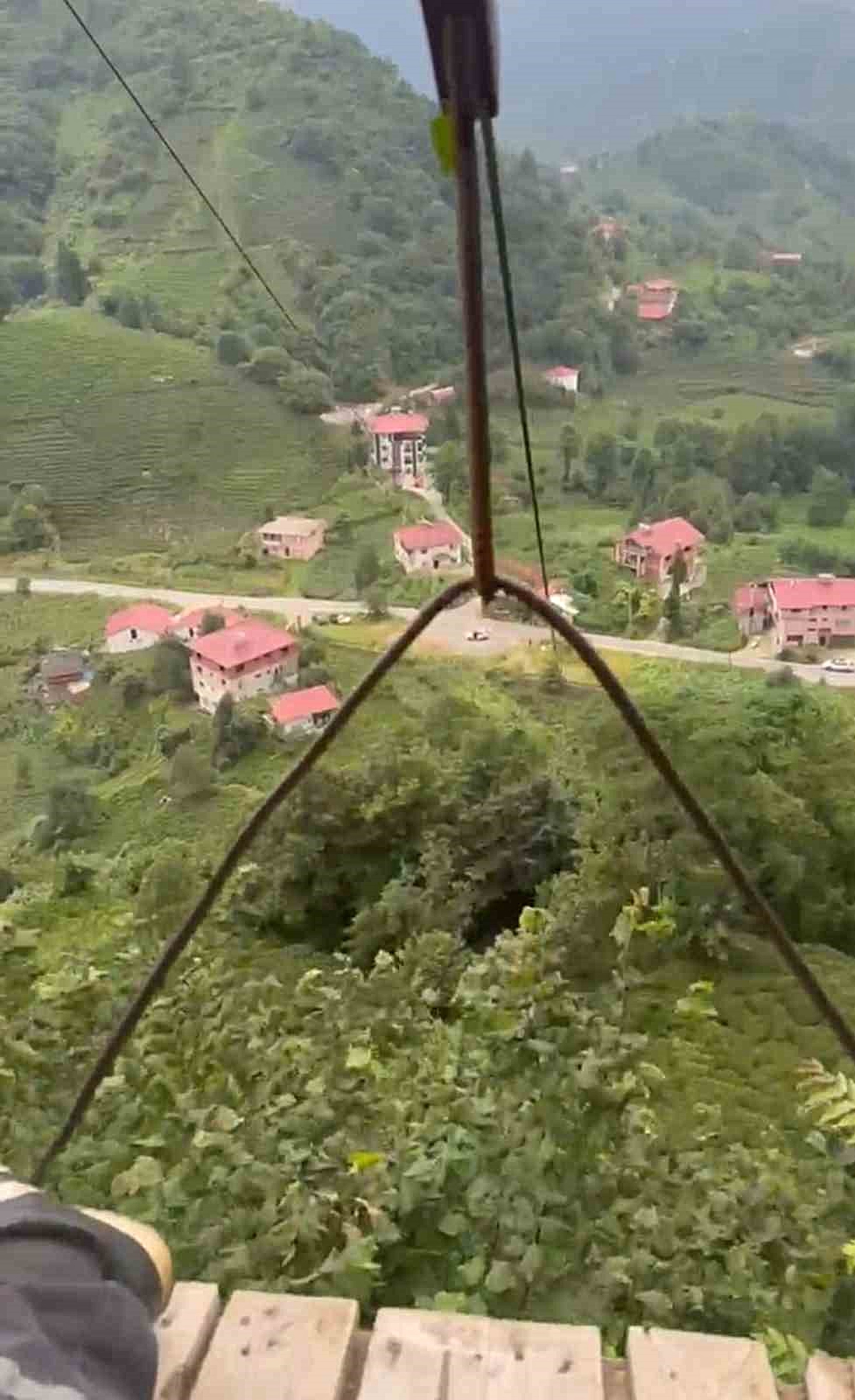 İlkel teleferikle ’heyecanlı’ yolculuk
