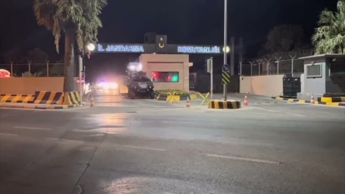 İzmir'de FETÖ operasyonu: 21 gözaltı