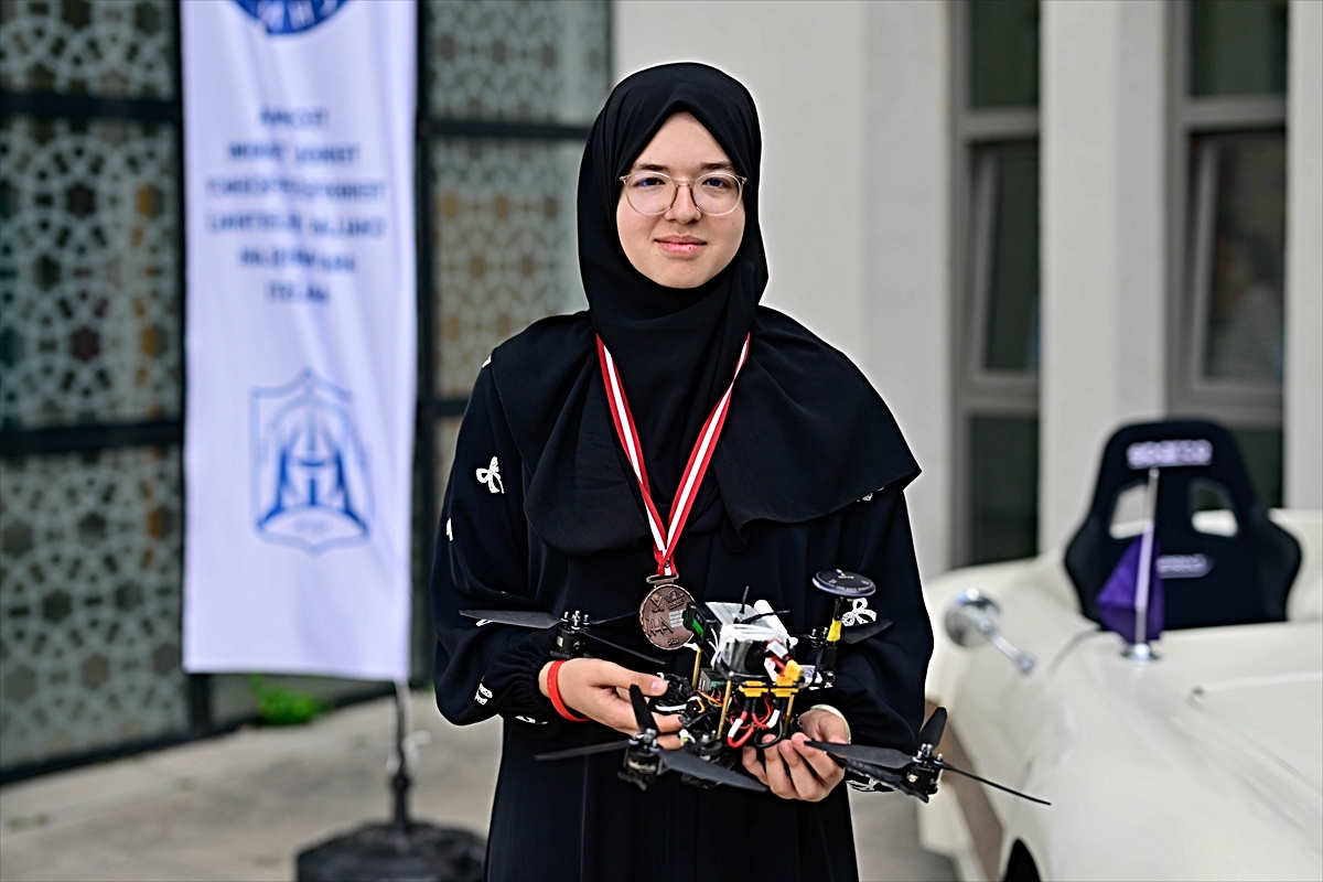 Kadıköy Anadolu İmam Hatip Lisesinin kız öğrencilerinden TEKNOFEST dron yarışmasında üçüncülük
