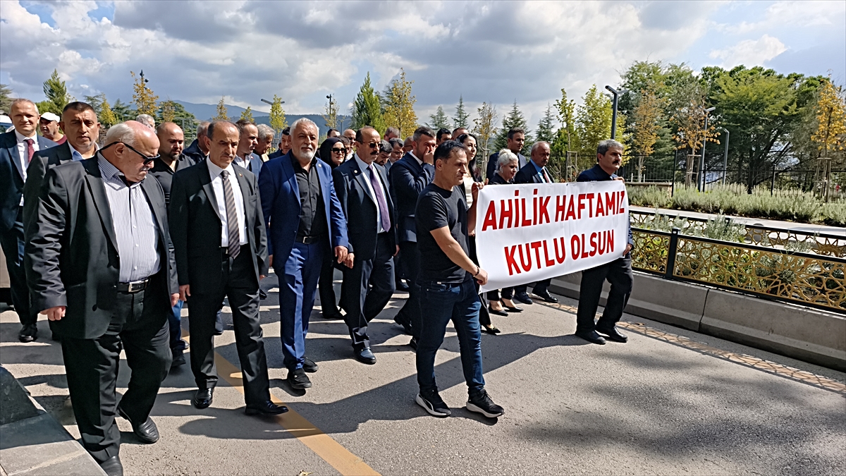 Karabük'te Ahilik Haftası mehterli yürüyüşle başladı, Yılın Ahisi Yüksel plaket aldı