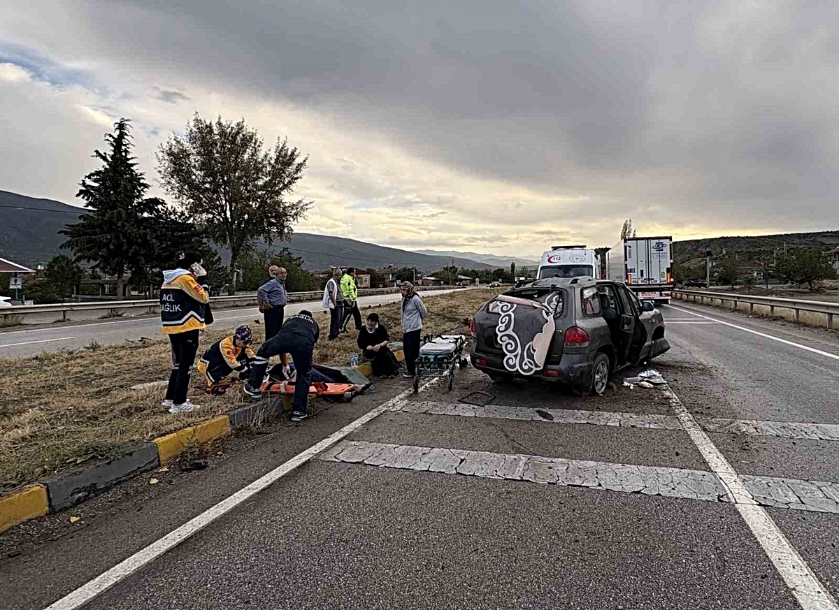 Kastamonu Tosya'da kontrolden çıkan otomobil refüje çarptı, 3 kişi yaralandı