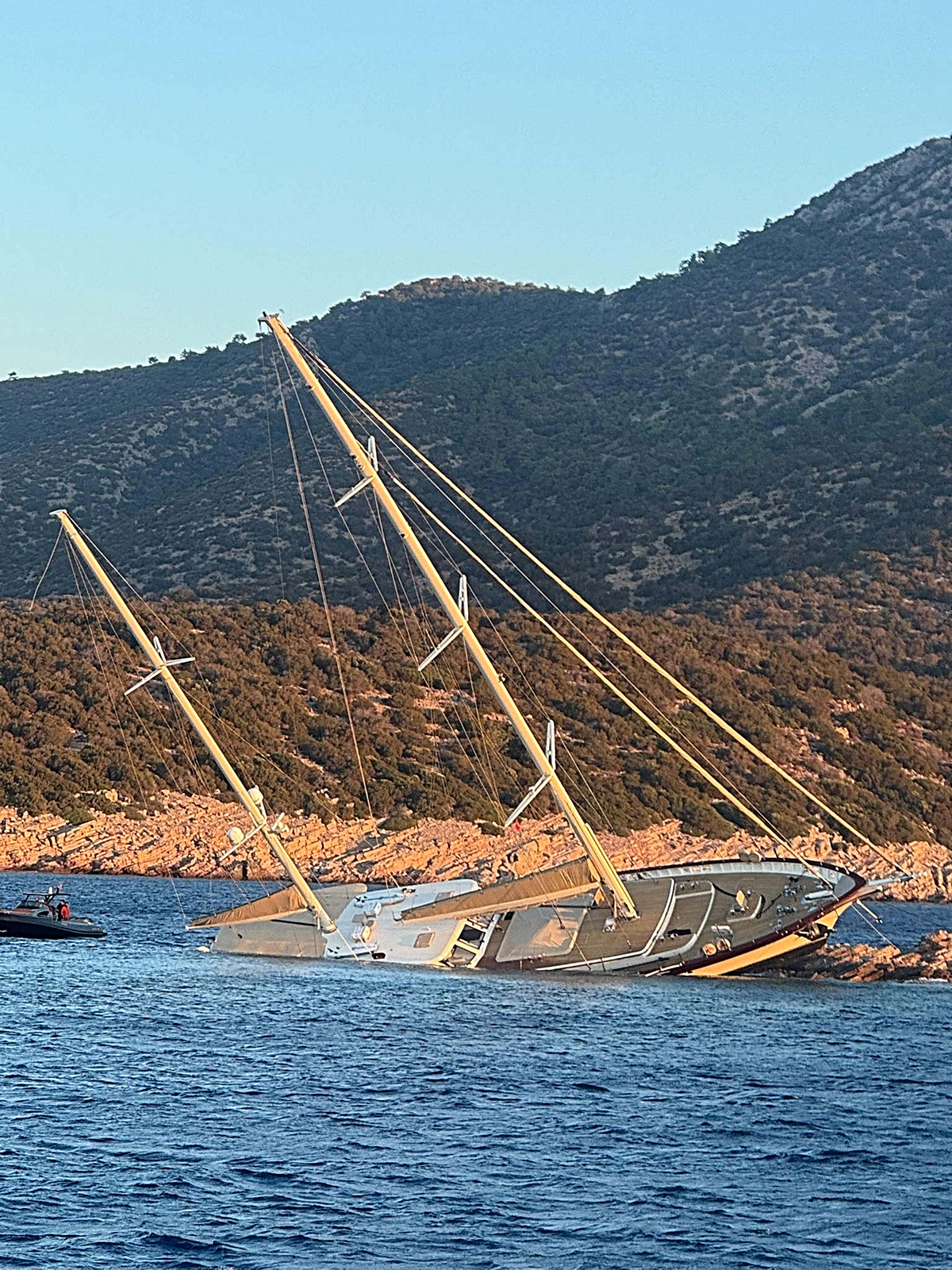 Kayalıklara çarpan gulet yan yattı; 7 kişi kurtarıldı
