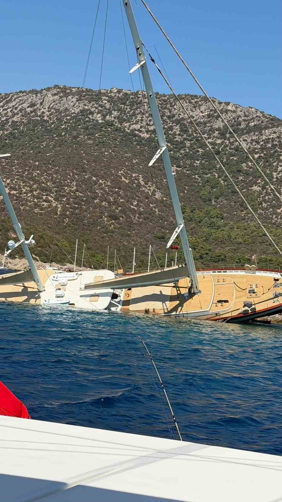 Kayalıklara vurup yan yatan teknedeki 11 kişi kurtarıldı