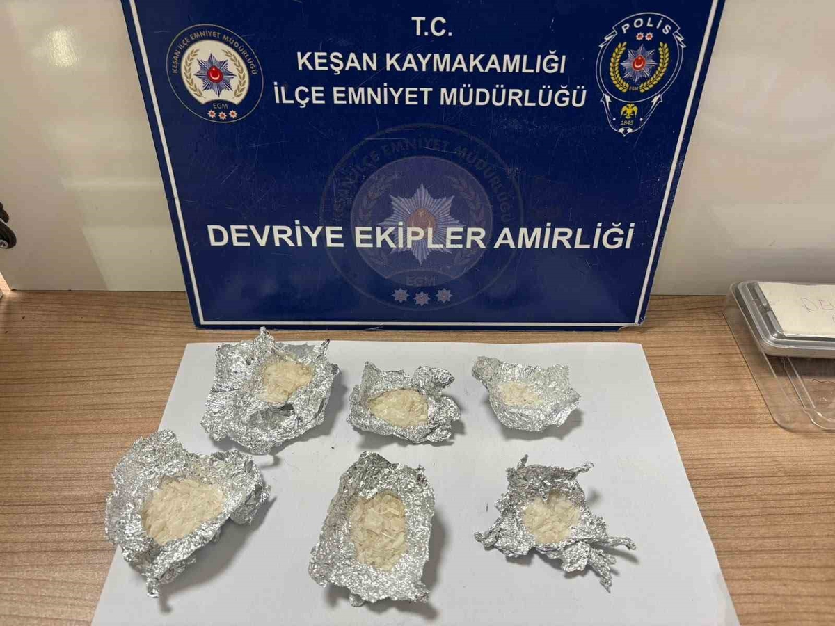 Keşan'da iki şüpheli gözaltına alındı, üstlerinde 22,96 gram metamfetamin bulundu