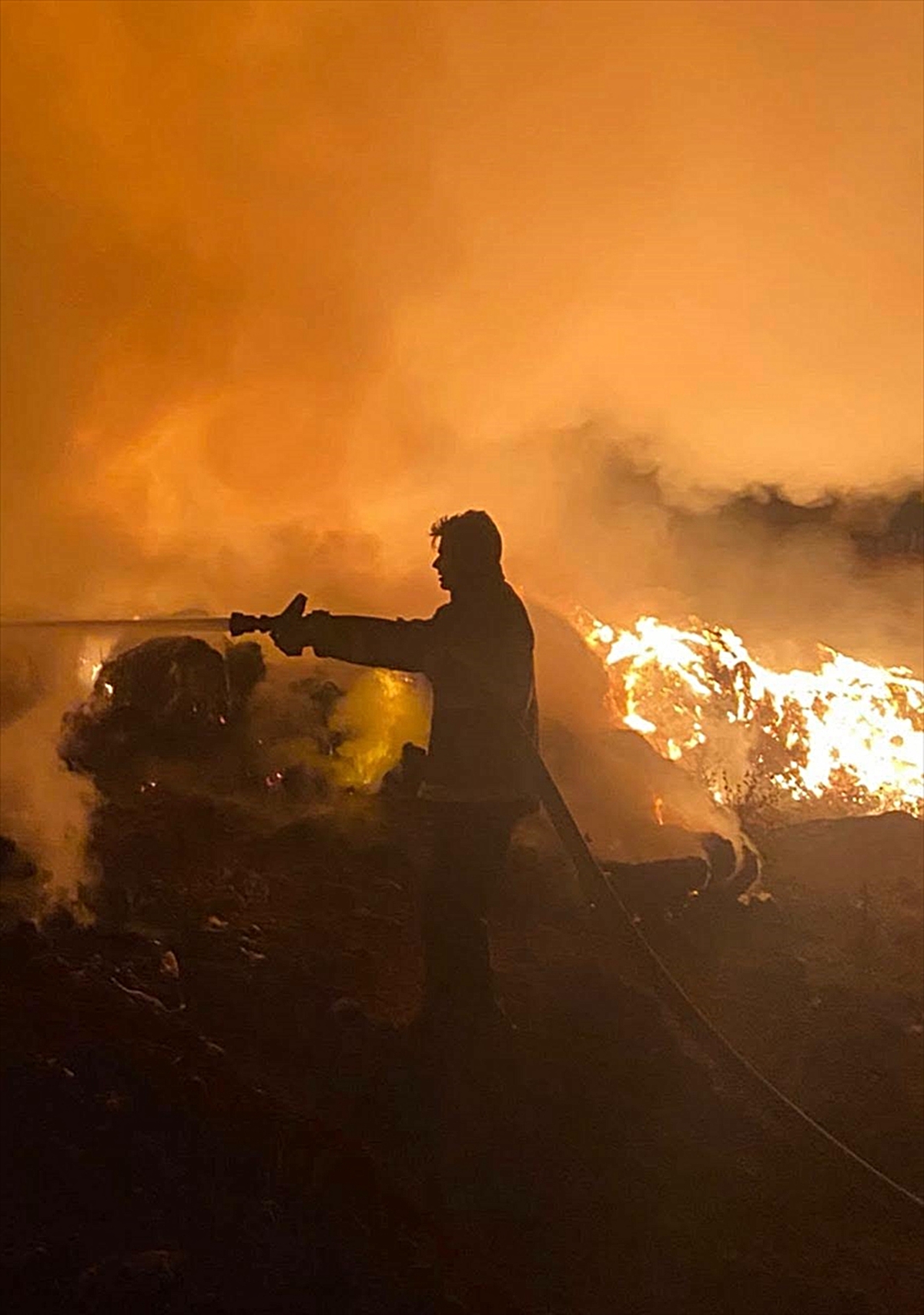 Kırklareli'nde kimyasal atıkların bulunduğu alanda çıkan yangın söndürüldü