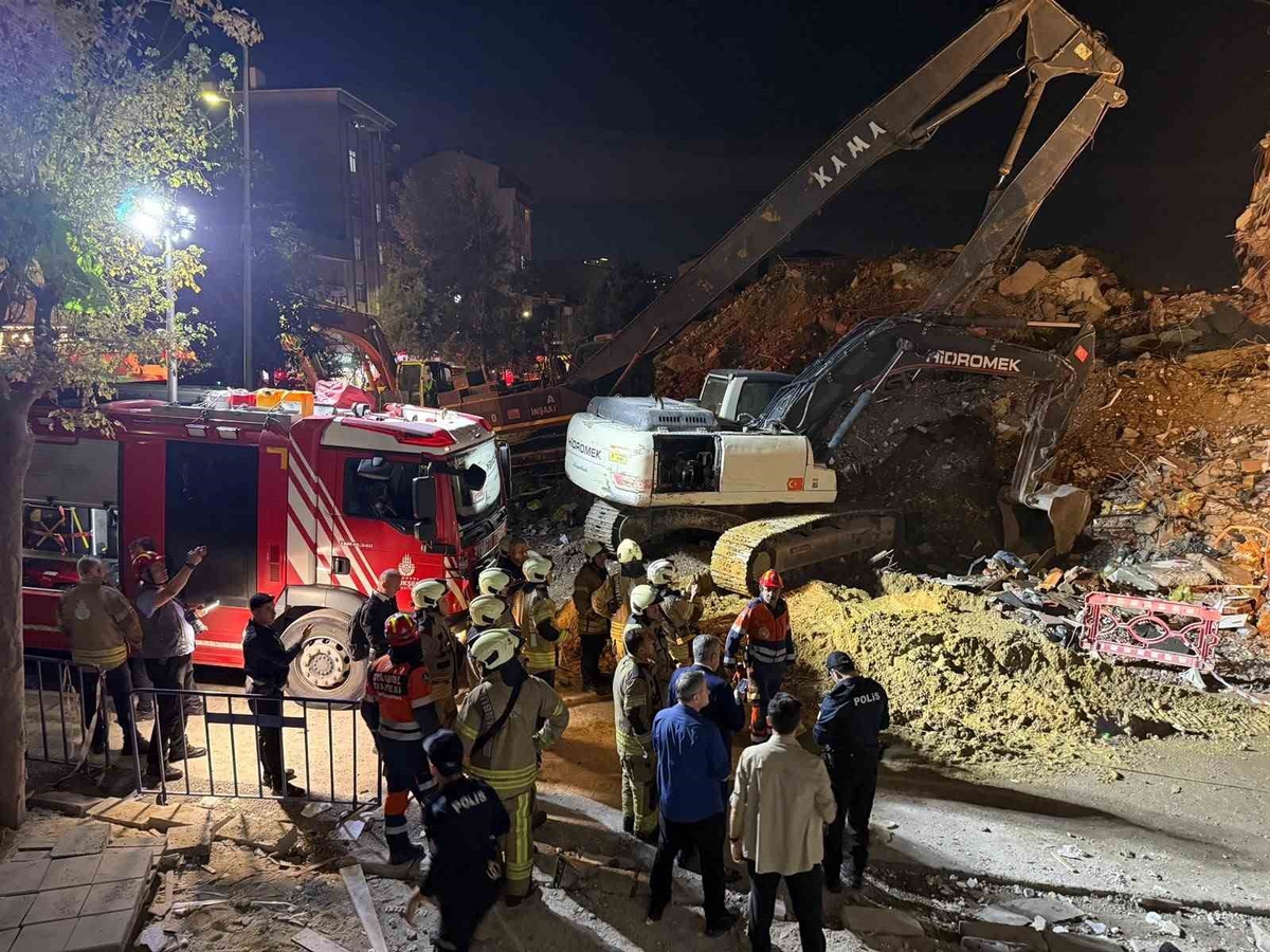 Küçükçekmece'de yıkımı duran blok kendiliğinden çöktü, 2 kişi yaralandı