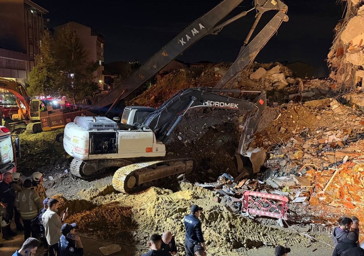 Küçükçekmece'de yıkımı süren binanın bir bölümü çöktü, yoldan geçen 2 kişi yaralandı