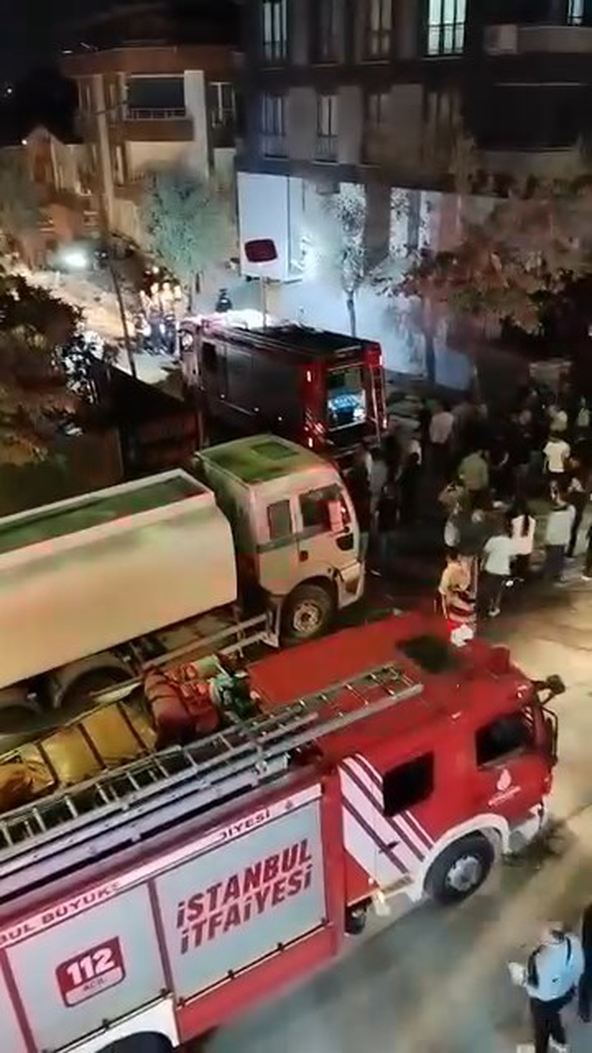 Küçükçekmece'de yıkımı yapılan bina çöktü