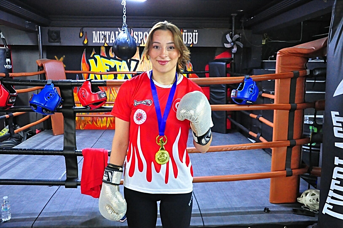 Lise arkadaşları sayesinde başladığı muay thai sporunda dünya şampiyonu oldu