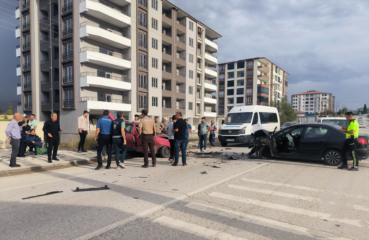 Malatya'da iki otomobil çarpıştı, 2 kişi yaralandı