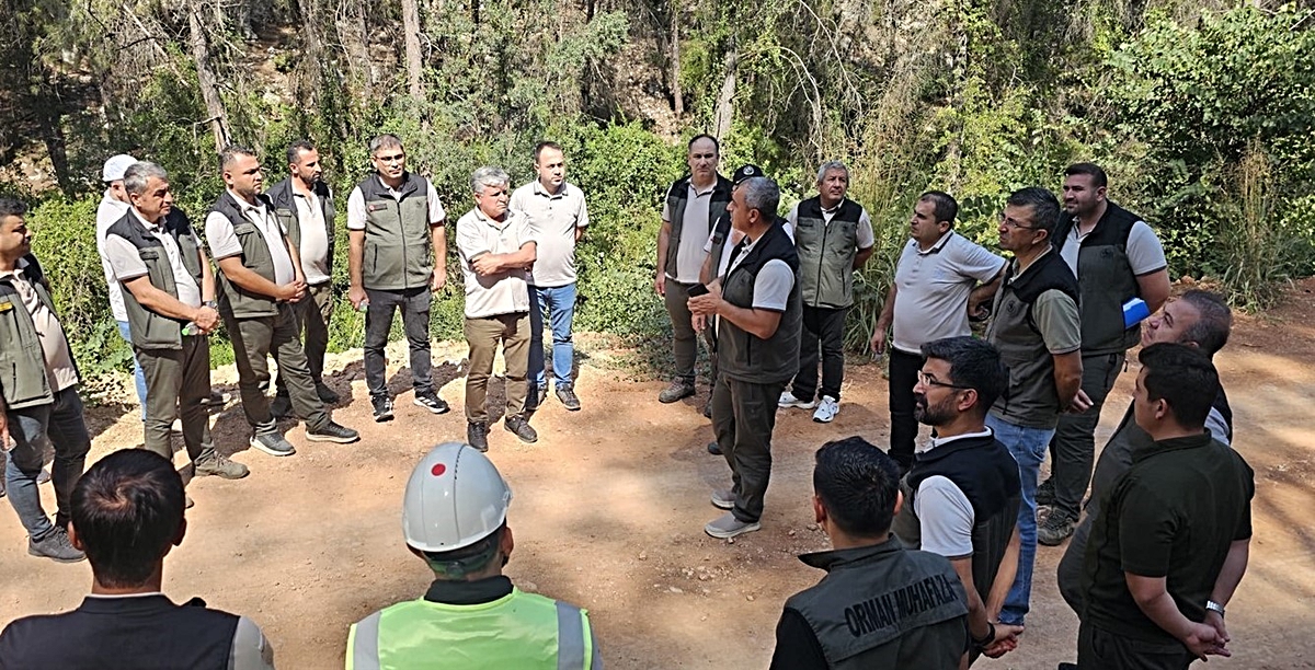 Mersin’de orman yollarında yangına karşı güvenli hat çalışması