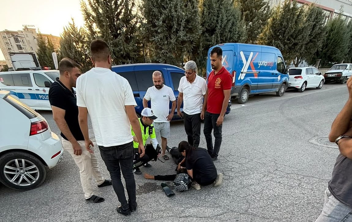Motosiklet ile otomobil çarpıştı: 1 yaralı