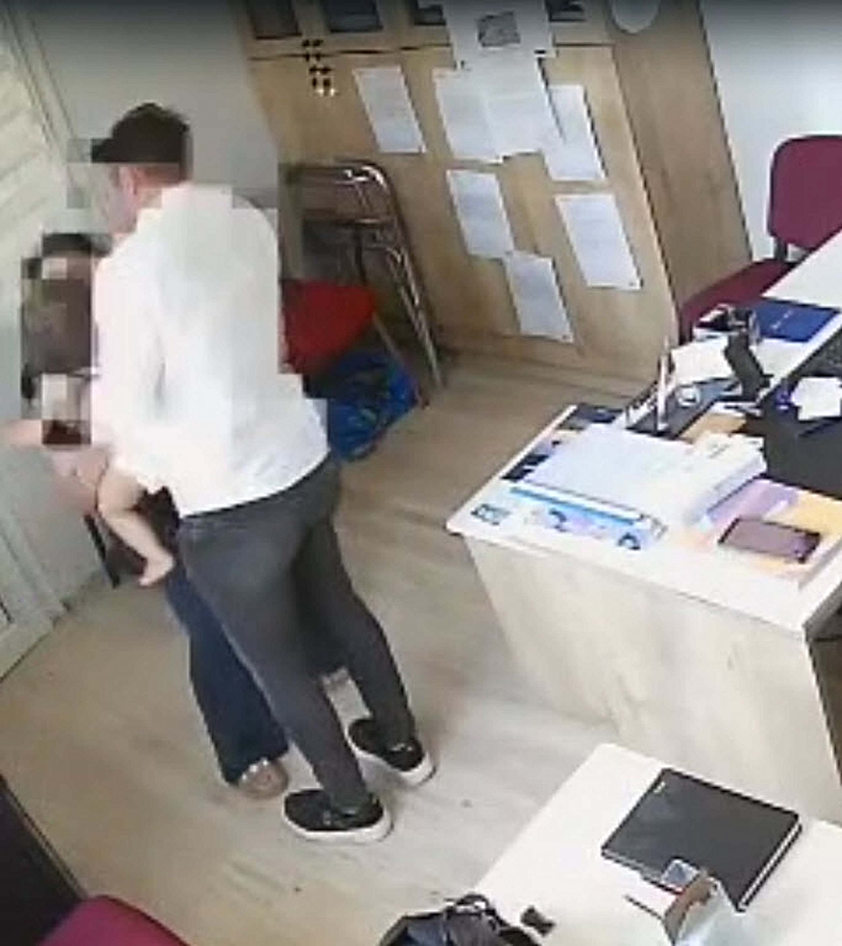 Bornova'da muhtarlıkta panik anları! Soluk borusuna şeker kaçan 2,5 yaşındaki kızı muhtar kurtardı
