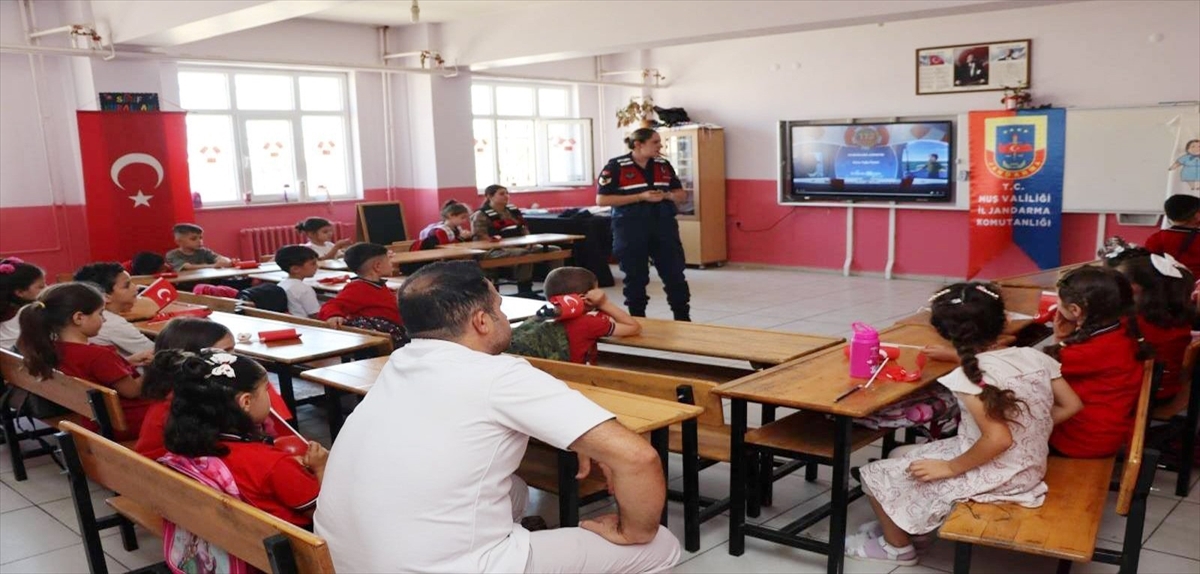 Muş'ta jandarma ekipleri öğrecilerle bir araya geldi